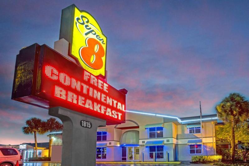 Super 8 By Wyndham Kissimmee/Maingate/Orlando Area Hotel Celebration Eksteriør billede